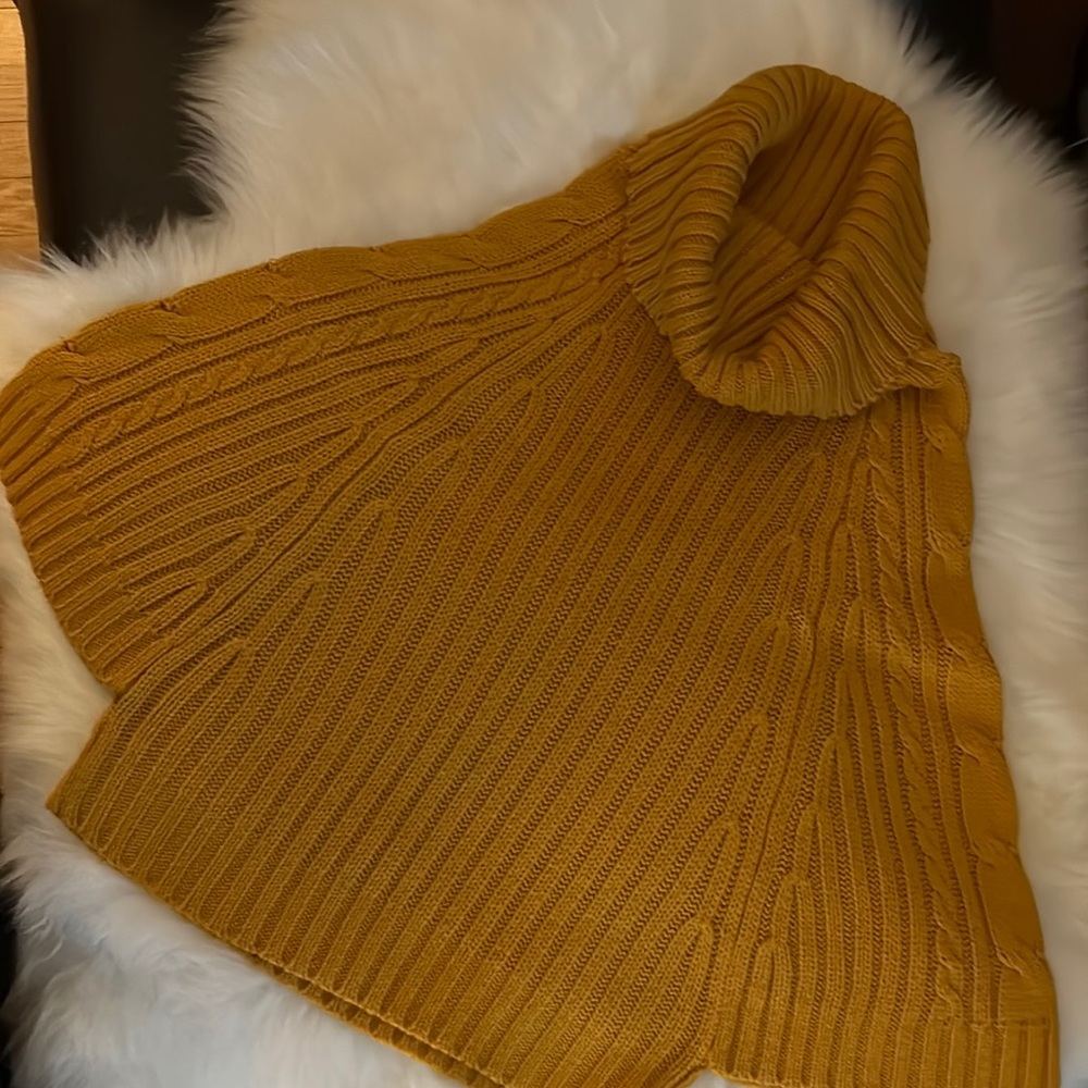 Short sleeve gold turtleneck sweater Size M